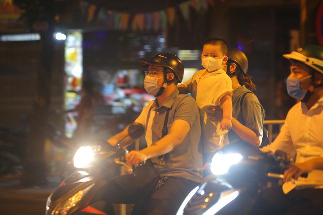 Phụ huynh đưa trẻ em lên phố Hàng Mã đều phải quay xe.
