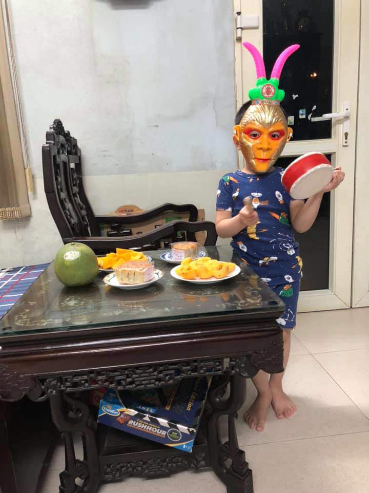 Mâm cỗ Trung thu năm nay đơn giản thôi, cũng không có nhiều bạn bè đến chơi cùng như những năm trước