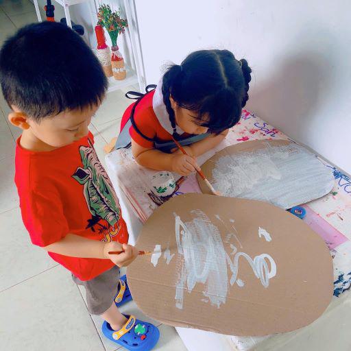 Mẹ đảm biến thùng bìa carton thành thế giới đồ chơi: Giúp con đỡ nhớ bạn bè, lại tiết kiệm - 3