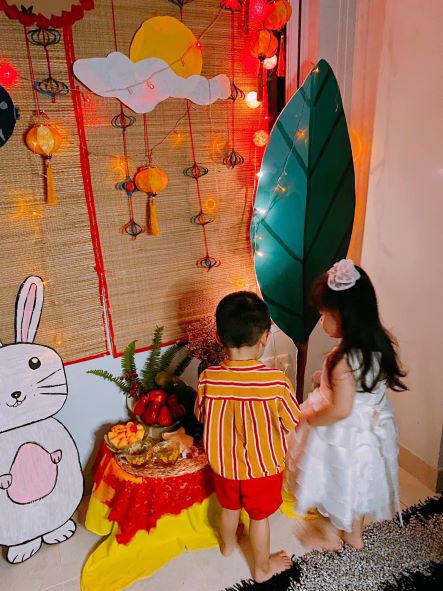 Gia đình phá cỗ đêm trung thu tại nhà bằng những món trang trí tự làm