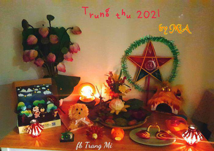 Mâm cỗ đẹp và mang đầy dấu ấn Trung thu xưa do chị Trang Mi làm cho con mới vào lớp 1: Trung thu cũng online thì buồn quá nên mình làm cho con vui - chị chia sẻ.
