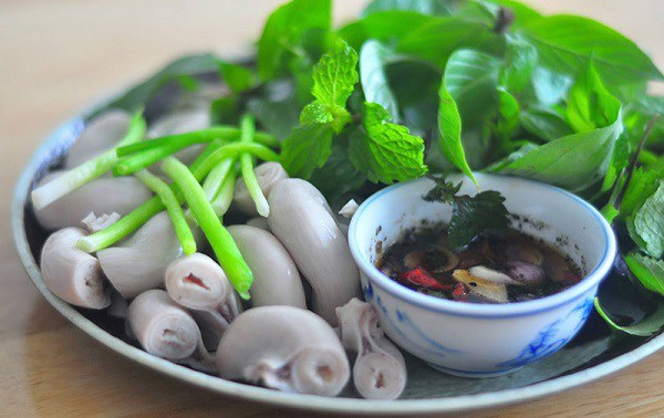 Ngoài lòng lợn, các loại rau sống ăn cùng cũng có nguy cơ nhiễm giun sán rất cao.