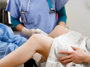 Bà bầu - Vén áo cho bác sĩ kiểm tra, nữ sinh ngại ngần khi bị giục nằm ngay lên giường