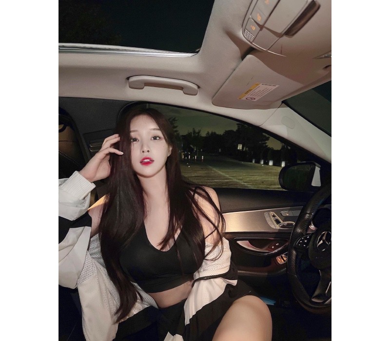 Trên mạng xã hội, Han Kyung cũng rất siêng năng trong khoản đăng tải các bức hình phô diễn hình thể. Có lẽ bởi vậy mà đến hiện tại, trang instagram của cô nàng đã thu hút tới hơn 744k người theo dõi.
