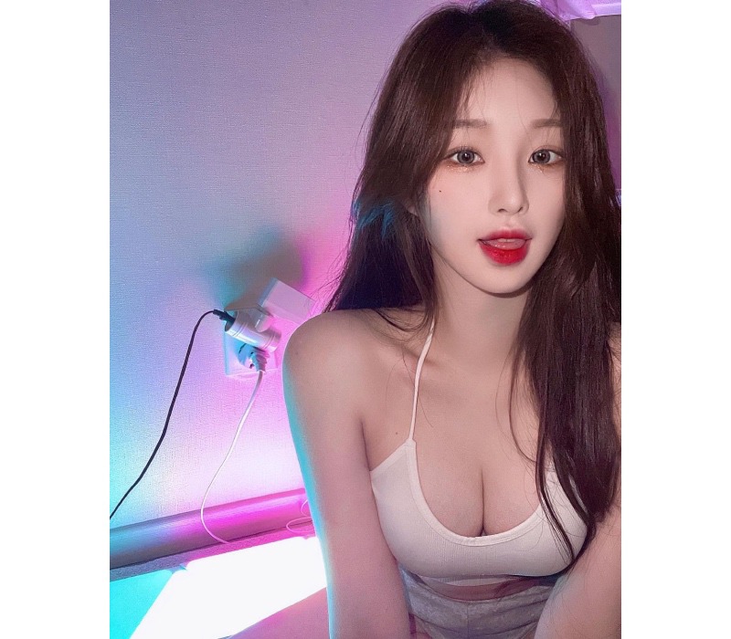 Sở hữu diện mạo xinh đẹp, cộng thêm vóc dáng siêu nóng bỏng, Han Kyung được biết tới là nữ streamer khá nổi tiếng tại Hàn Quốc.
