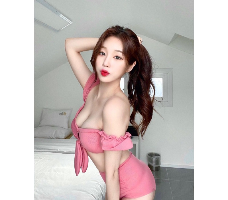 Thềm ngực tròn đầy cùng thân hình thanh mảnh, nuột nà của Han Kyung được thể hiện rõ trong từng khung hình mà cô nàng chia sẻ lên instagram.
