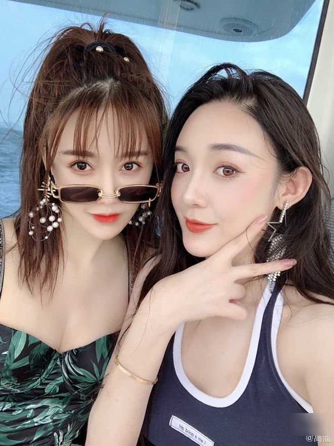 Cô cũng tích cực đi chơi cùng bạn bè.