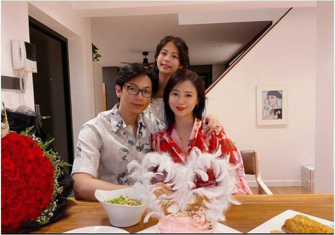 Cả gia đình cô vừa đoàn tụ sau 14 tháng xa cách.