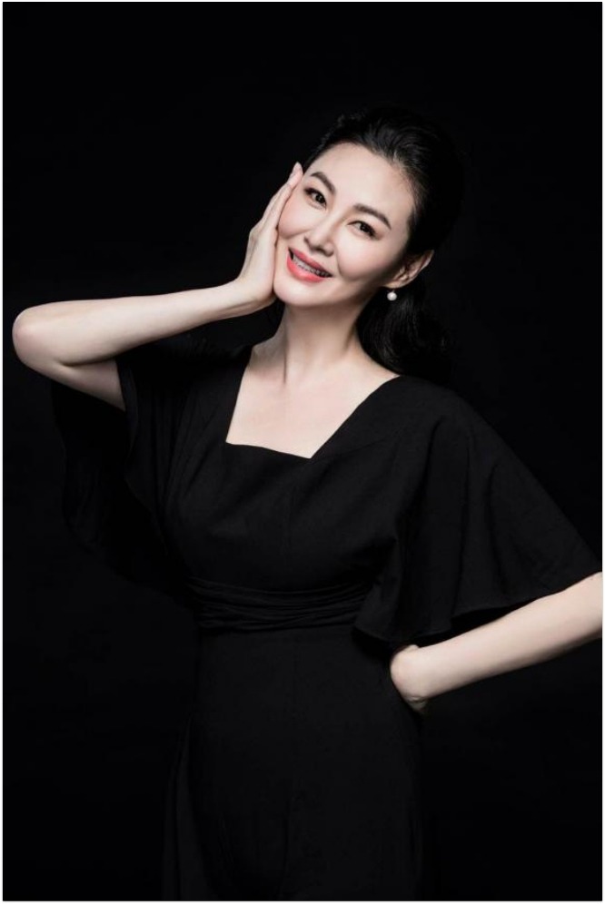 Vương Tư Ý khoe vẻ trẻ trung và khí chất tuổi U50.