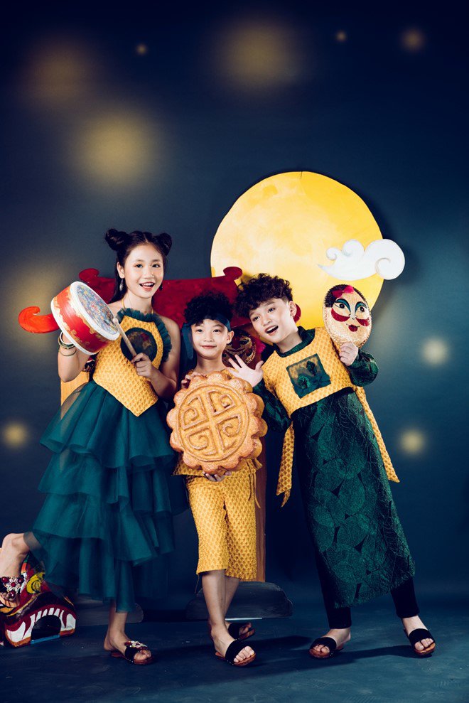 Trang phục truyền thống được cách tân cùng những món đồ chơi không thể thiếu trong dịp Trung thu như đèn ông sao, trống cơm, mặt nạ… đặc biệt là chiếc bánh Trung thu khổng lồ đã giúp Phong Thiên mang không khí Trung thu vui tươi, rộn rã đến người xem.