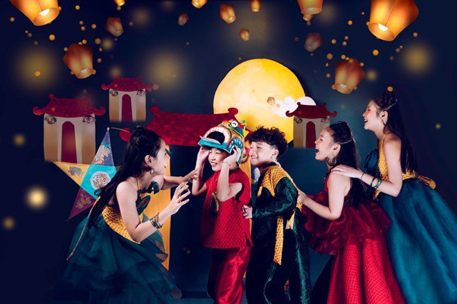 Song họ cũng không ngại nghiêm khắc, uốn nắn để chàng mẫu nhí phát triển một cách đúng đắn nhất. Bởi vậy, cậu bé luôn biết ơn cha mẹ, gia đình và muốn dành những điều tốt đẹp nhất cho người thân của mình.