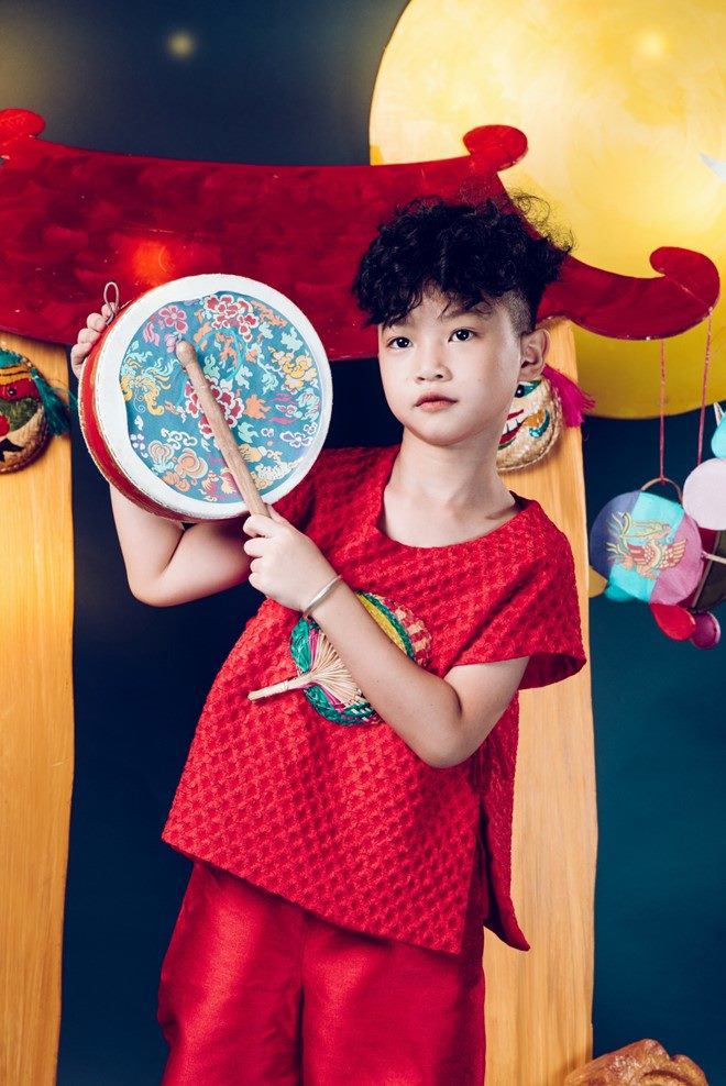 Phong Thiên được nhiều người đánh giá là gương mặt “vàng” của làng thời trang trẻ em Việt Nam. Ngay từ khi bước chân vào con đường nghệ thuật, em đã gây ấn tượng bởi vẻ ngoài điển trai cùng màu sắc cá tính riêng biệt.