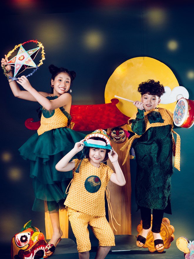 Khả năng biểu cảm, tạo dáng trước ống kính của Phong Thiên ngày càng tự nhiên, chuyên nghiệp, khiến ai nấy đều cảm nhận rõ niềm vui, sự háo hức và cả nét tinh nghịch đáng yêu của bạn nhỏ khi được phá cỗ ngày Rằm.