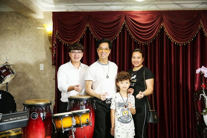 Siêu mẫu nhí Phong Thiên từng góp mặt trong MV “Những điều cha dạy” của danh ca Ngọc Sơn. Được biết, Phong Thiên là con trai của doanh nhân Đức Thi, một người em từ thuở cơ hàn của danh ca Ngọc Sơn và được anh xem như một người ruột thịt trong đại gia đình.