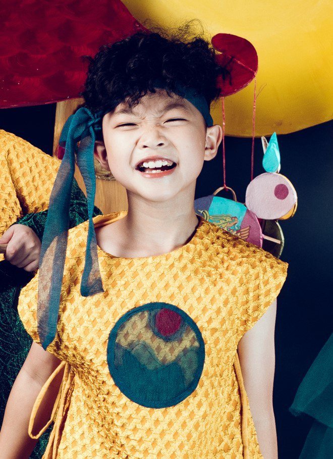 Mới đây nhân dịp Trung thu, siêu mẫu nhí Phong Thiên đã cùng các bạn nhỏ khác thực hiện một bộ ảnh đầy màu sắc, không quá cầu kỳ, hoành tráng nhưng vẫn thể hiện trọn vẹn không khí của ngày Rằm tháng Tám. 