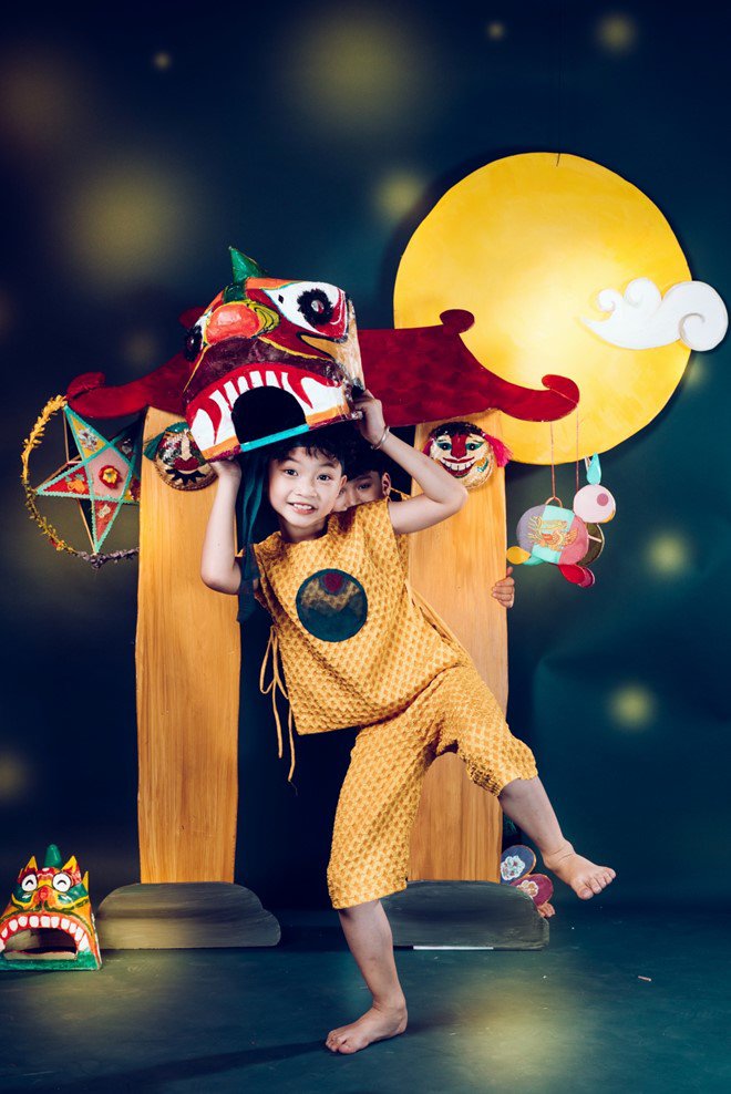 Nhận thấy tài năng của Phong Thiên, Ngọc Sơn không ngần ngại để bé tham dự vai diễn quan trọng nhất trong MV. MV “Những điều cha dạy” được phát hành sau vào đúng vào sinh nhật của bé Phong Thiên và sau sinh nhật của bố cậu bé vài ngày nên đó như một món quà bất ngờ mà Ngọc Sơn dành tặng cả hai cha con.
