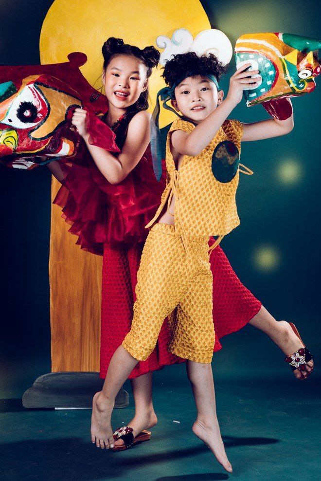 em“Nhân dịp mùa Trung thu sắp đến, bác Ba Ngọc Sơn chúc Phong Thiên cùng các bé thiếu nhi trên cả nước sẽ đón một mùa Tết Trung Thu ý nghĩa và học giỏi hơn nữa để ba mẹ vui lòng”/em, giọng ca “Tình cha” chia sẻ đến siêu mẫu nhí Phong Thiên.