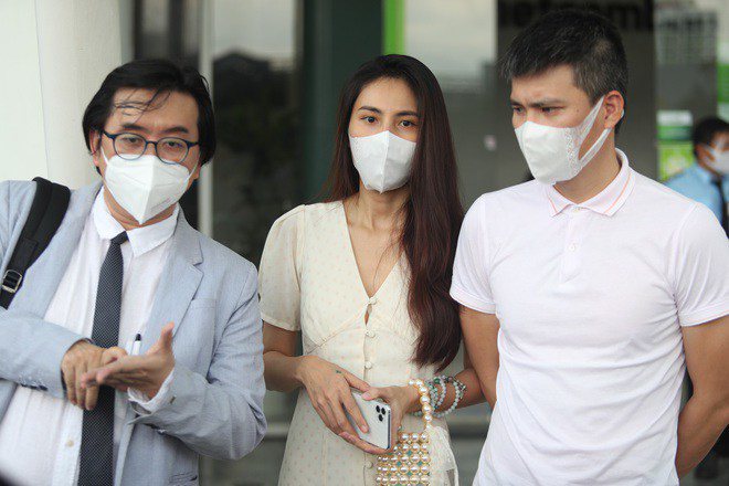 Vợ chồng Thuỷ Tiên - Công Vinh đã làm việc với ngân hàng để công khai 18.000 trang sao kê của số tiền 178,5 tỷ đồng kêu gọi được từ các mạnh thường quân. Suốt 10 tháng qua, 2 vợ chồng đối mặt với nhiều tin đồn ăn chặn tiền từ thiện.
