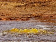 Xem ăn chơi - Bí ẩn về hồ nước nhờn như dầu mỡ, không ai dám tới gần