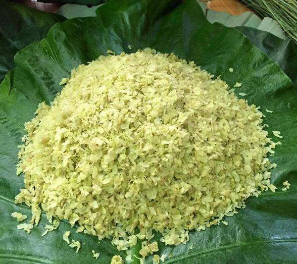Màu cốm tự nhiên sẽ có màu vàng chanh.