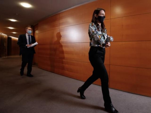 Quốc gia dỡ bỏ phong tỏa khi Covid-19 vẫn lây lan cộng đồng