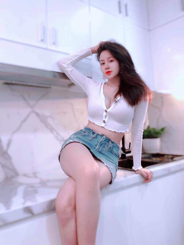 Bà Tưng chứng minh chỉ cần có ba vòng phồn thực, mặc áo kín như bưng vẫn thừa sexy - 3