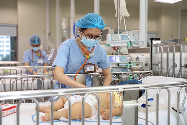Bé gái 18 tháng nguy kịch vì nhiễm khuẩn huyết do tụ cầu vàng sau khi bị nổi mụn sau gáy.