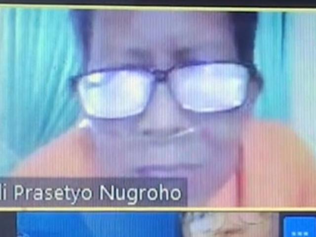 Thầy giáo không bao giờ lộ mặt khi dạy online, sinh viên khóc cạn nước mắt khi biết sự thật