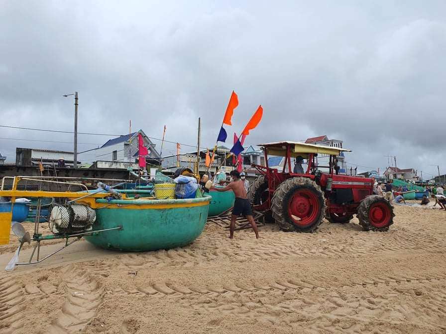 Ngư dân Bà Rịa - Vũng Tàu chuẩn bị thuyền, thúng máy để đi biển đánh bắt trở lại sau thời gian dài giãn cách xã hội. (Ảnh: B.Ngọc).