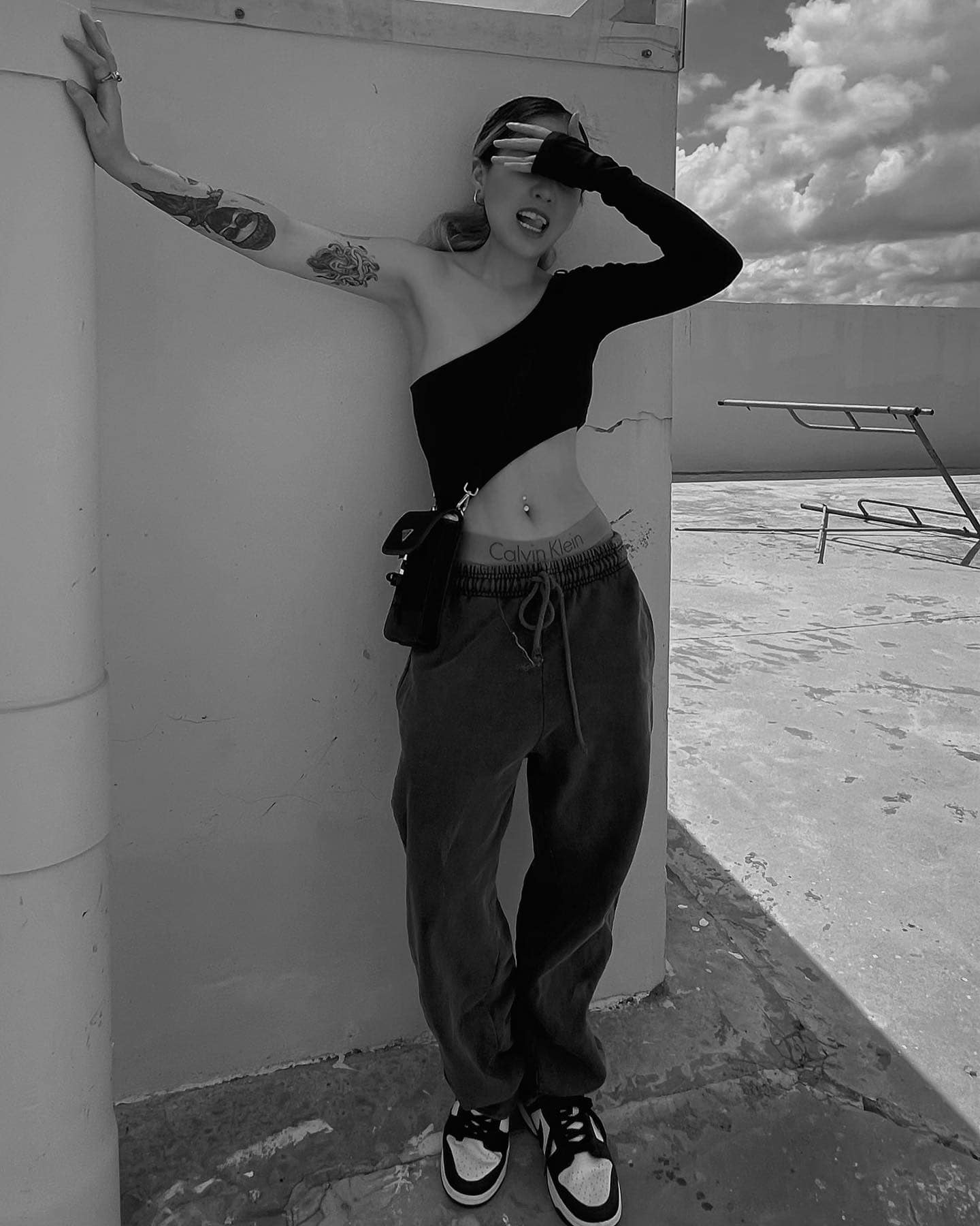 Không một set đồ cắt xẻ nào có thể làm khó được cô nàng một khi đã có được body chuẩn chỉnh. Không phải là quần áo đẹp mà chính cô nàng đã làm chủ được phong cách của mình.