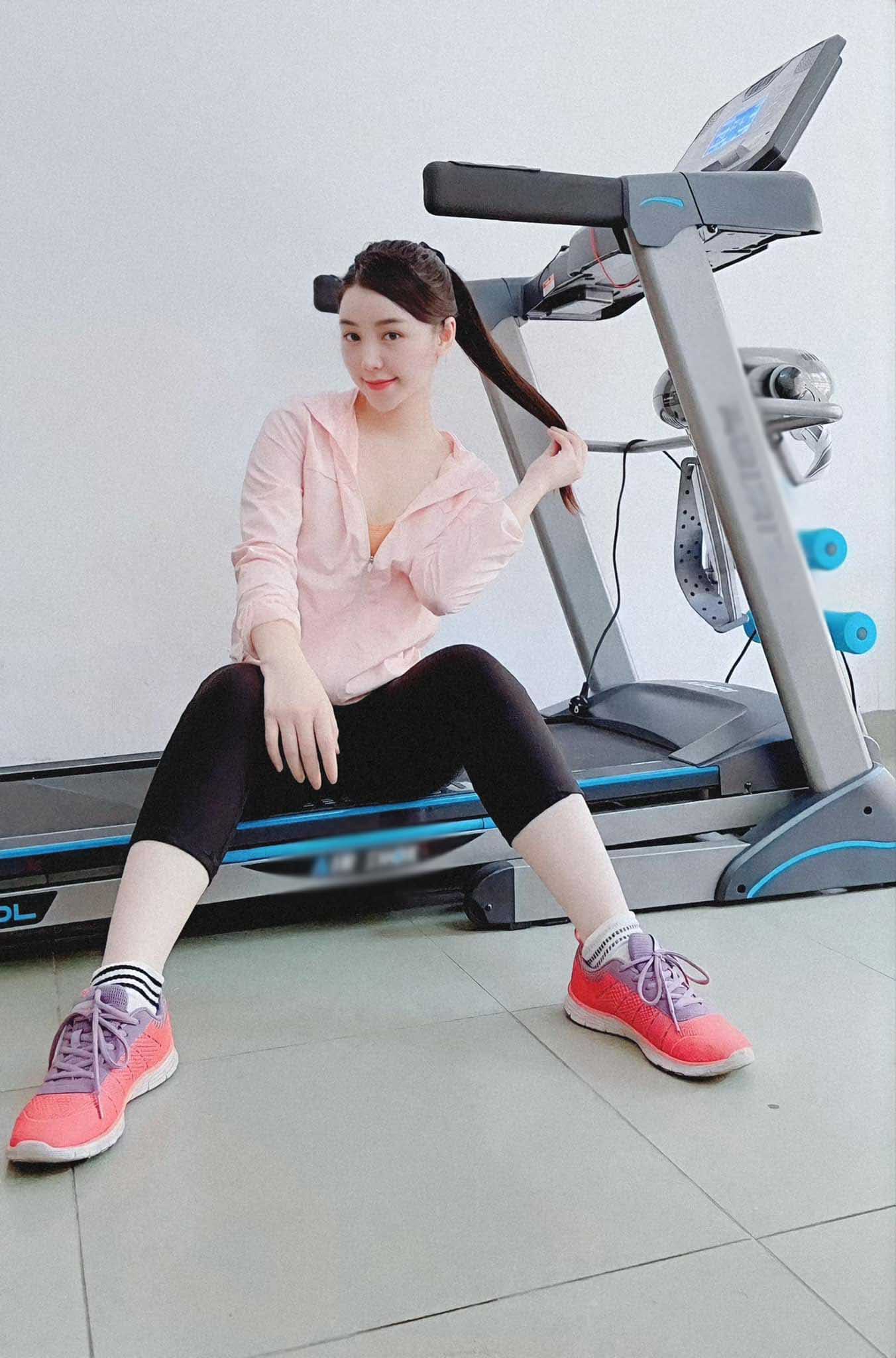 Xuyên suốt quá trình giãn cách xã hội này, người đẹp đã đầu tư hẳn máy chạy bộ về nhà. Cô hì hục chạy và khoe ngày nào cũng đều đều đốt từ 300-400 calo. Số năng lượng này khá lớn với trung bình 1 buổi tập chỉ với chạy bộ không.