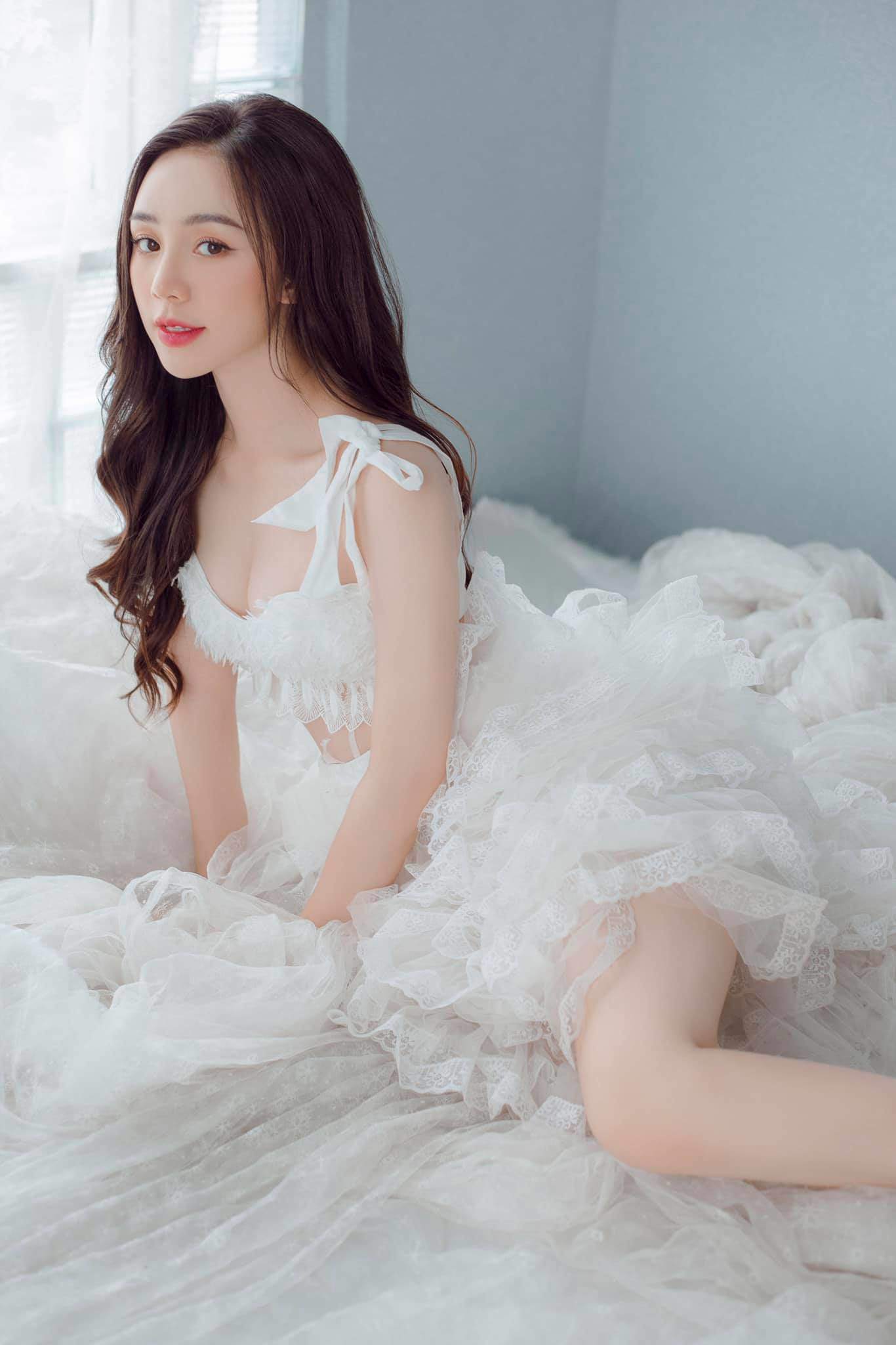 Sự gợi cảm của Quỳnh Kool đã từng gây xôn xao một thời gian dài. Tuy nhiên, ngắm nghía cô nàng ở hiện tại thì có lẽ phong cách quyến rũ pha nét dễ thương này rất hợp với cô.