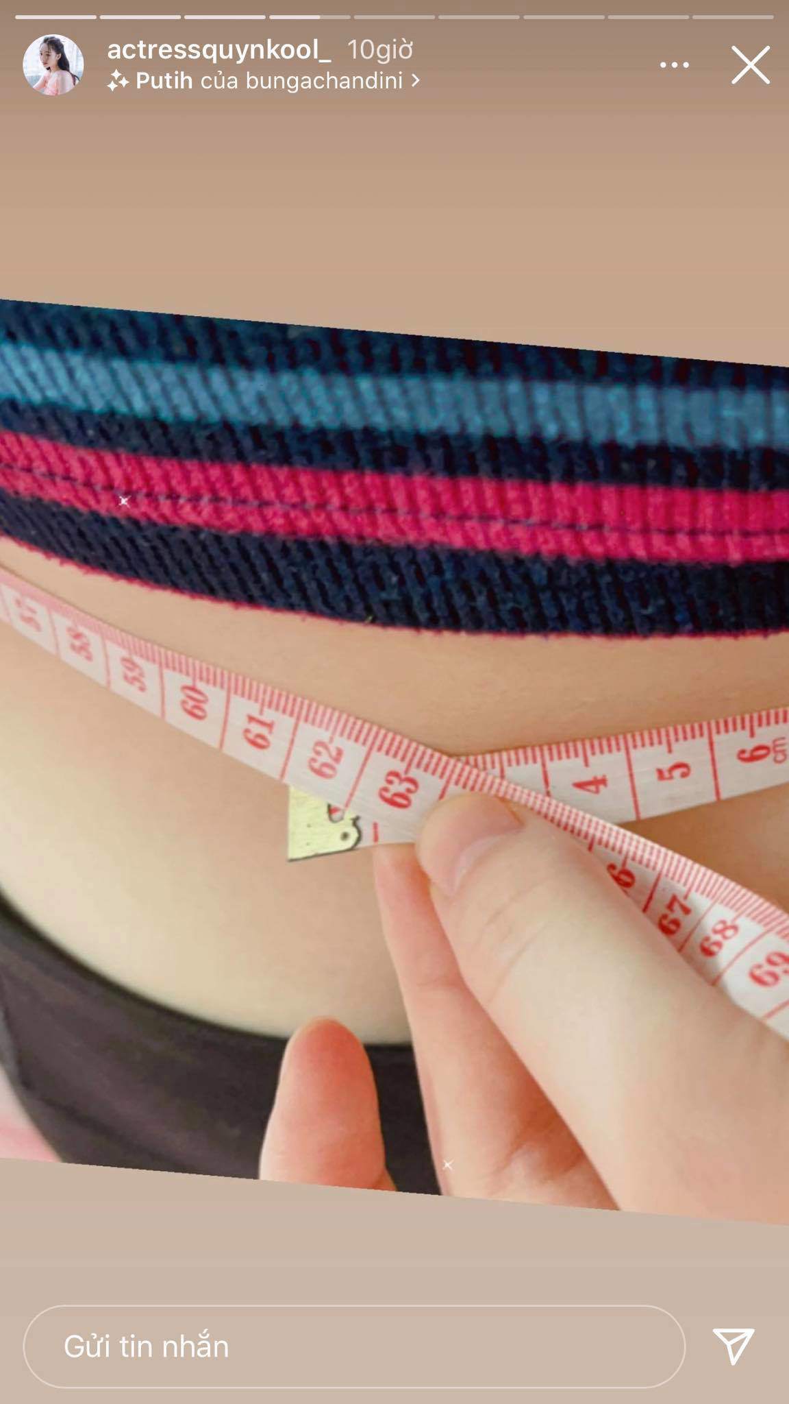 Số đo vòng eo hiện tại của cô nàng là 61,5cm. Con số này so với các mỹ nhân trong showbiz không phải quá nổi bật, tuy nhiên với nhiều chị em thì đã là con số đáng ao ước.