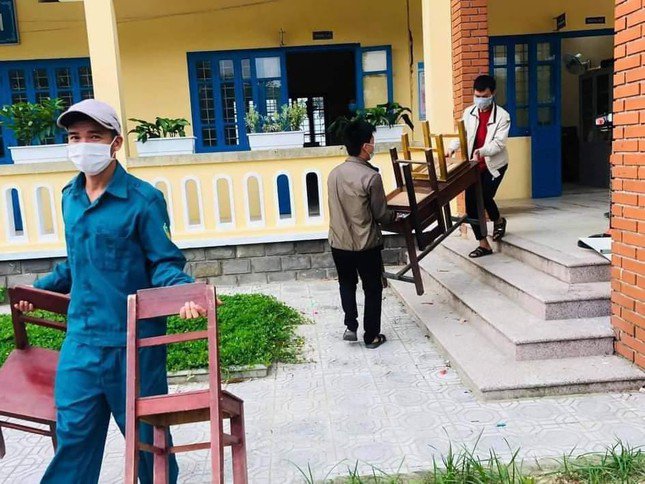 Lực lượng chức năng tại Hương Chữ hỗ trợ công tác phòng, chống dịch