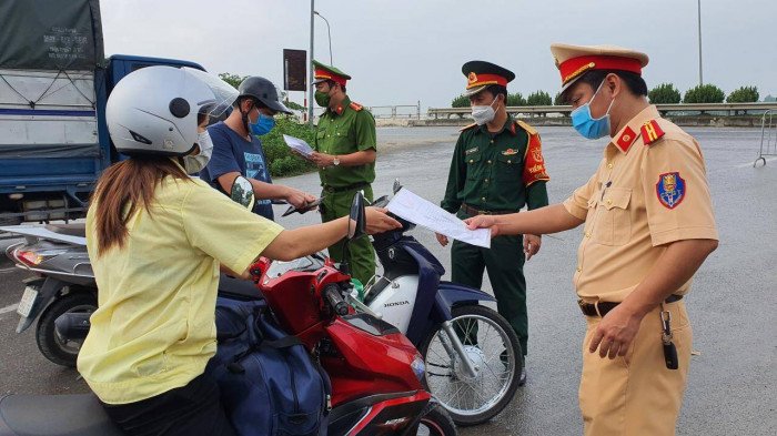 Chốt số 1 kiểm soát người điều khiển phương tiện ra vào Hà Nội trên tuyến QL1A