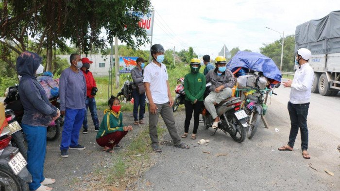 Vẫn còn 137 người mắc kẹt ở ranh giữa huyện Tân Thạnh (Long An) và huyện Tháp Mười, tỉnh Đồng Tháp