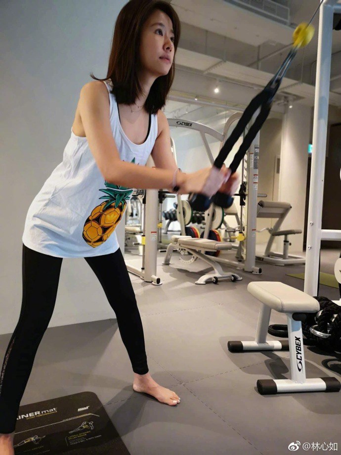 Lâm Tâm Như khoe ảnh tập đấm bốc cực ngầu, mặt mộc U50 gây bất ngờ - 7