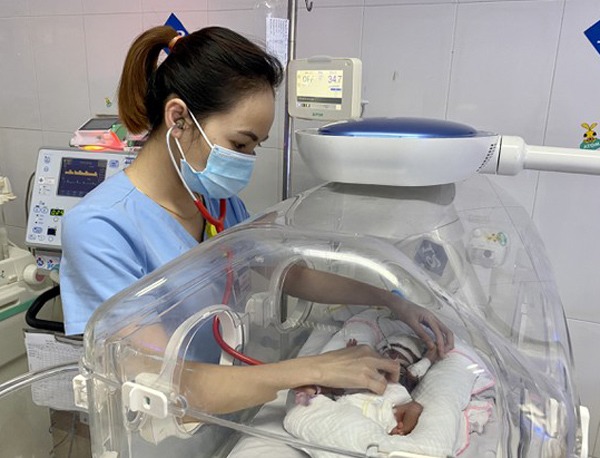 Mẹ Nghệ An sinh con vỏn vẹn 6 lạng, bác sĩ chăm 2 tháng vẫn nhỏ xíu - 1