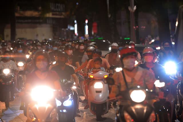 Một số nơi có tình trạng tập trung đông người, lơ là, mất cảnh giác trong công tác phòng chống dịch. Ảnh minh họa: Chí Cường.