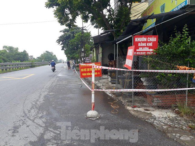 Nhiều khu phố, khu dân cư tại thành phố Phủ Lý bị phong toả, bảo vệ nghiêm ngặt để ngăn chặn dịch - Ảnh: Hoàng Long