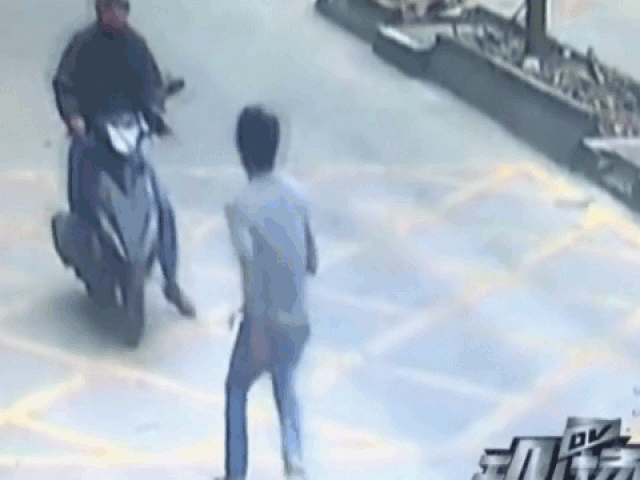 Clip Eva - Clip: Tài xế xe tải tung cú đá kungfu, hạ gục tên trộm điện thoại