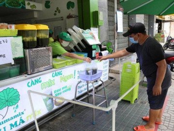 Mua đồ mang về, muốn an toàn hãy chú ý đôi bàn tay