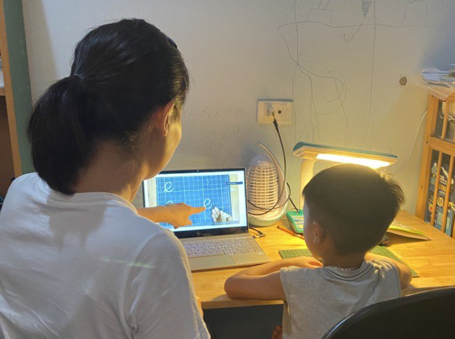 Phụ huynh kèm con học online tại nhà. (Ảnh minh họa)