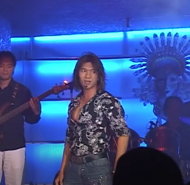 Nam nhạc sĩ sở hữu phong cách nam tính, phong trần có chút bụi bặm với tóc dài, quần jean hay áo phanh khoe cơ ngực lực lưỡng.