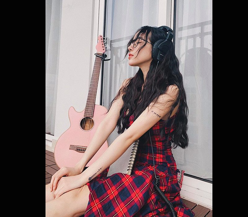 Ly Ly tên thật là Nguyễn Hoàng Ly cô sinh năm 1996, được mệnh danh là tài năng âm nhạc trẻ khi là nhạc sĩ, ca sĩ của loạt hit đình đám Vbiz.
