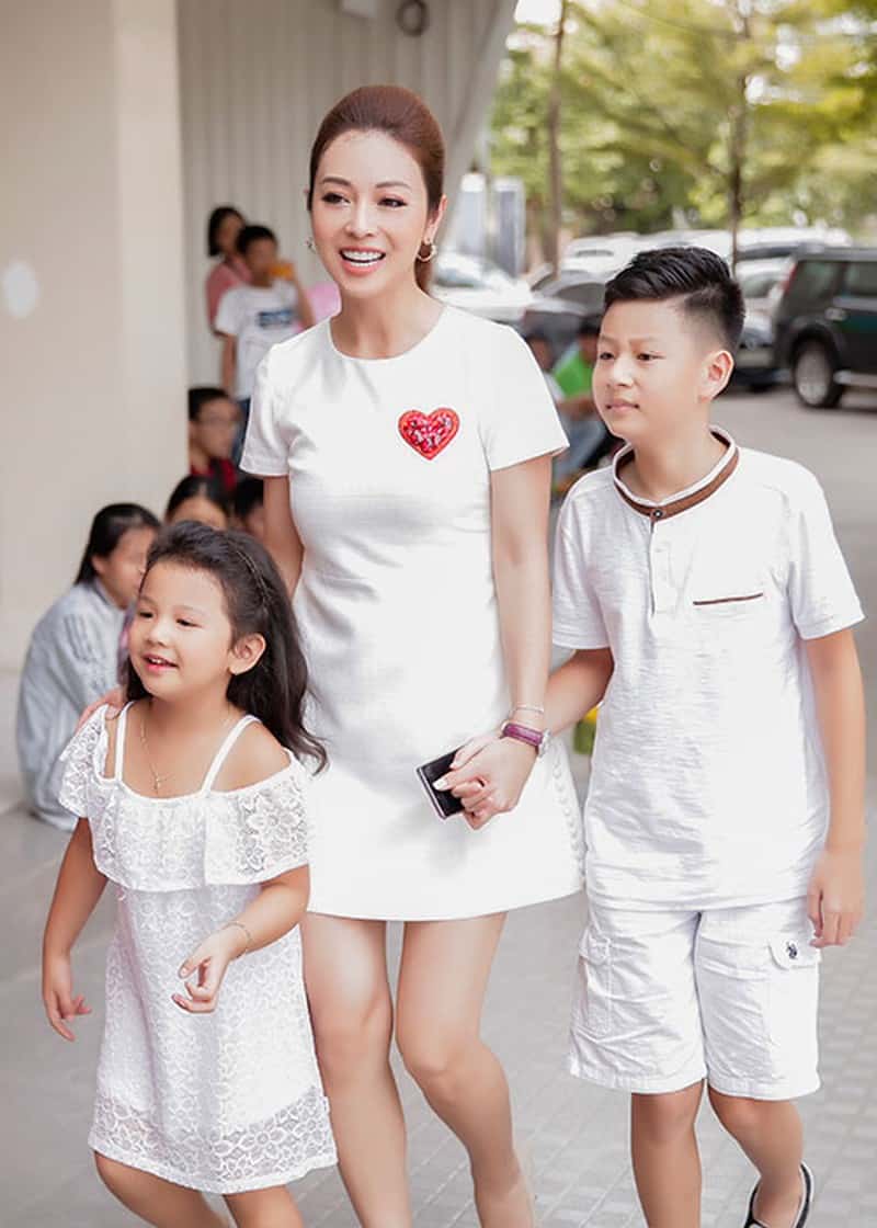 4 Hoa hậu Việt lấy chồng đại gia, đẻ liền tù tì rồi ở nhà chăm con - 13