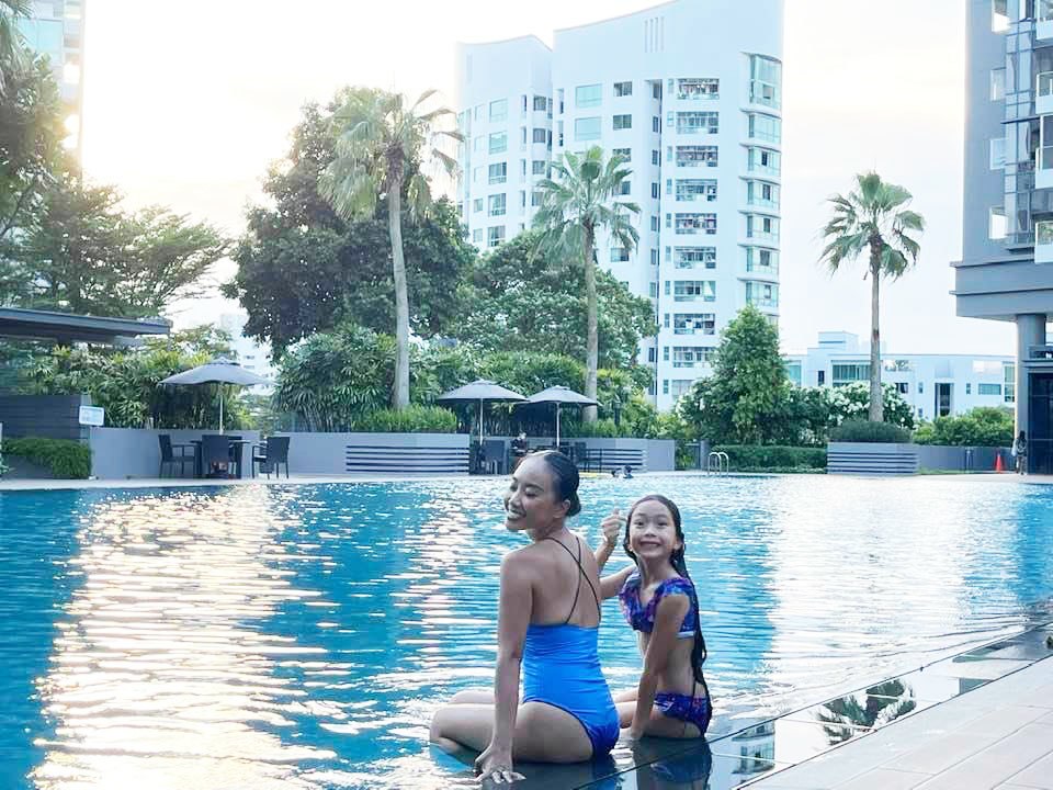 Cùng diện áo tắm đi bơi, Đoan Trang khoe dáng bốc lửa, con gái cưng amp;#34;chiếm sóngamp;#34; với chân dài - 1