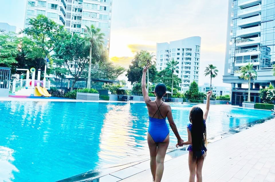 Cùng diện áo tắm đi bơi, Đoan Trang khoe dáng bốc lửa, con gái cưng amp;#34;chiếm sóngamp;#34; với chân dài - 4