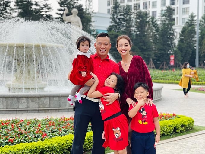 4 Hoa hậu Việt lấy chồng đại gia, đẻ liền tù tì rồi ở nhà chăm con - 10