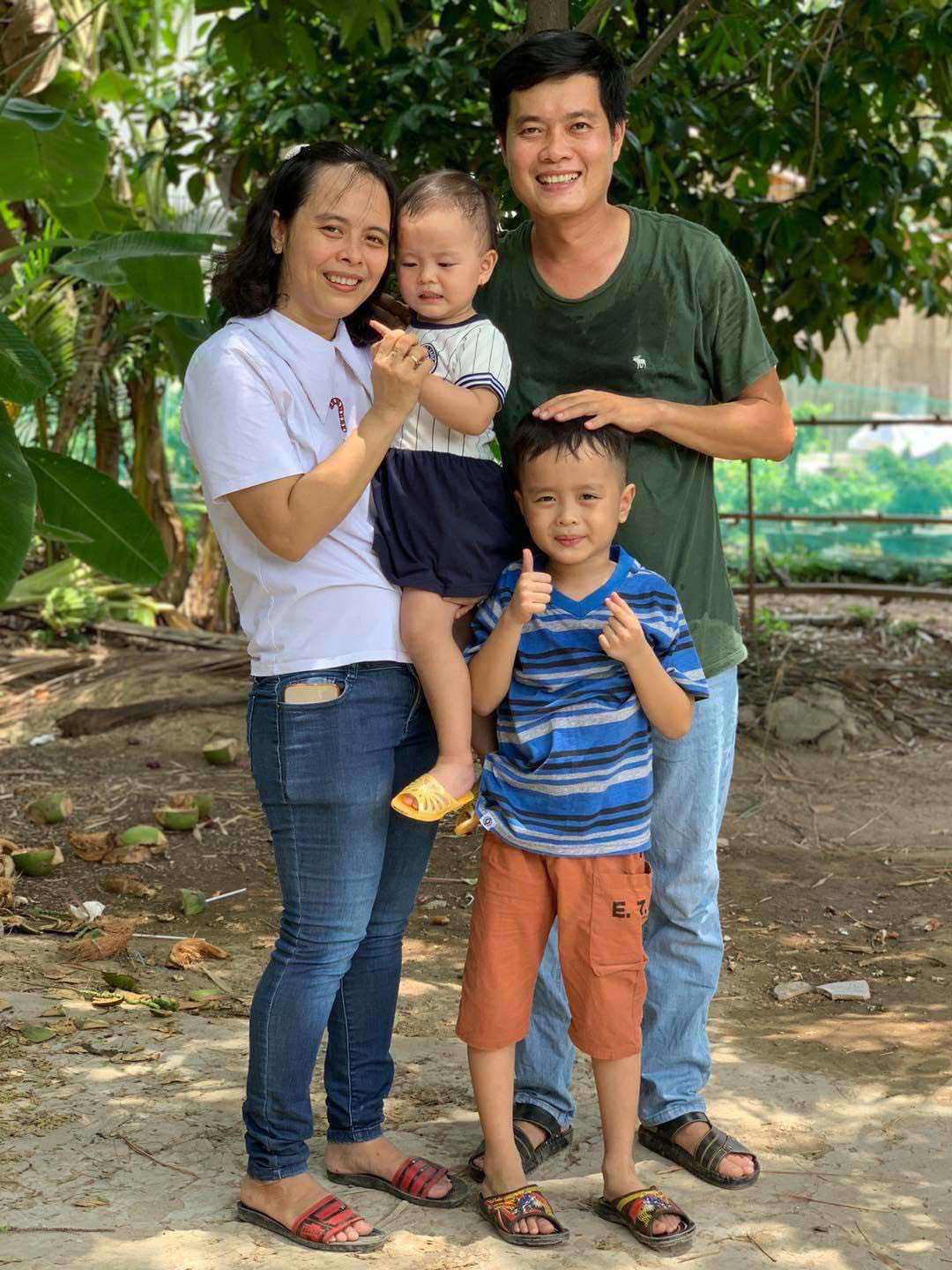 Gia đình nhỏ giản dị của nam đạo diễn người Bến Tre. Phía sau thành công của Khương Dừa là sự đóng góp thầm lặng từ người vợ tào khang, hi sinh rất nhiều cho mình. Anh từng tâm sự: Bà xã tôi ít khi chịu xuất hiện lắm, chỉ khi nào tôi làm clip ghẹo, bị vô thế phải xuất hiện nên mới xuất hiện thôi. Bà xã tôi là cô giáo nên khá kín kẽ. Khán giả xem xong mà lỡ có bình luận chê thì bà xã tôi buồn lắm, không dám xuất hiện nữa.